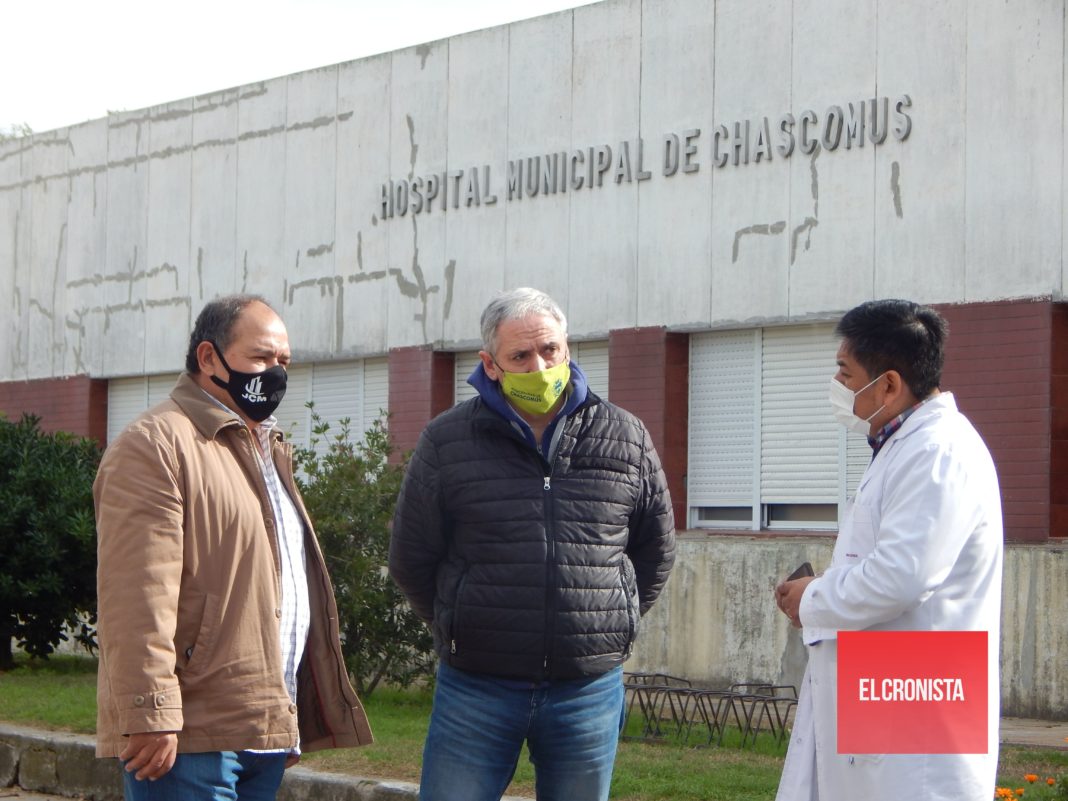 Vecino junto con autoridades