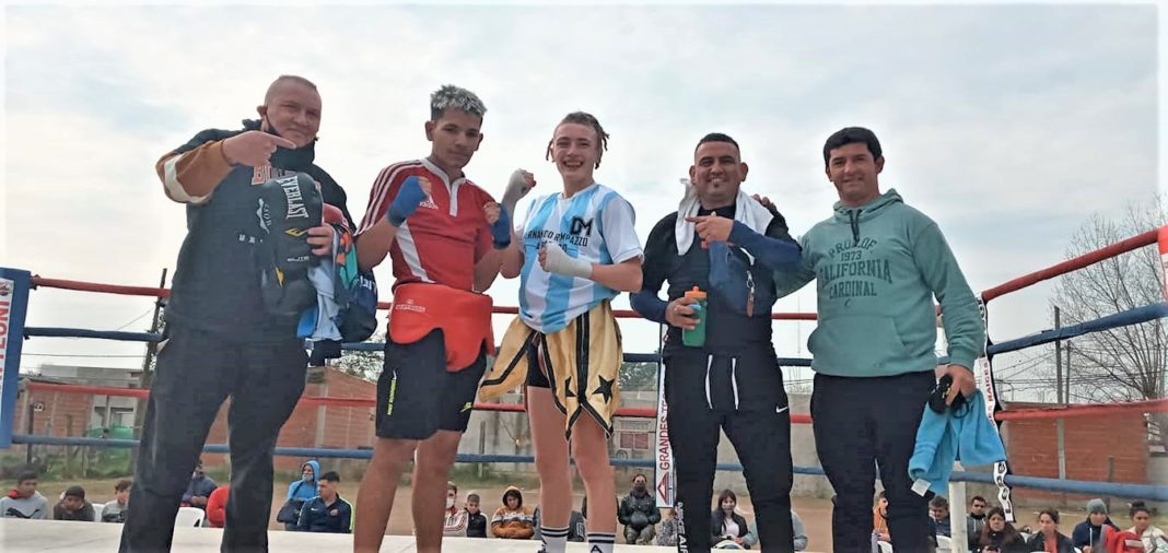 Jóvenes boxeadores en el ring durante el enfrentamiento.