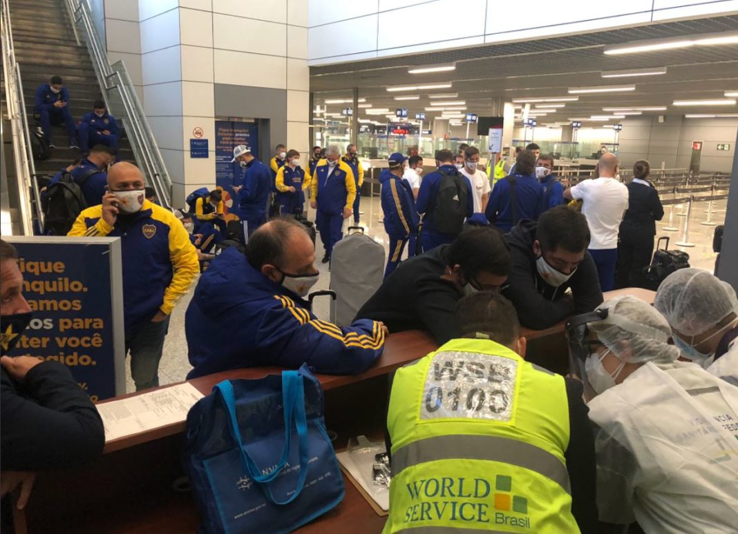 El plantel de Boca Juniors en el aeropuerto de Belo Horizonte.