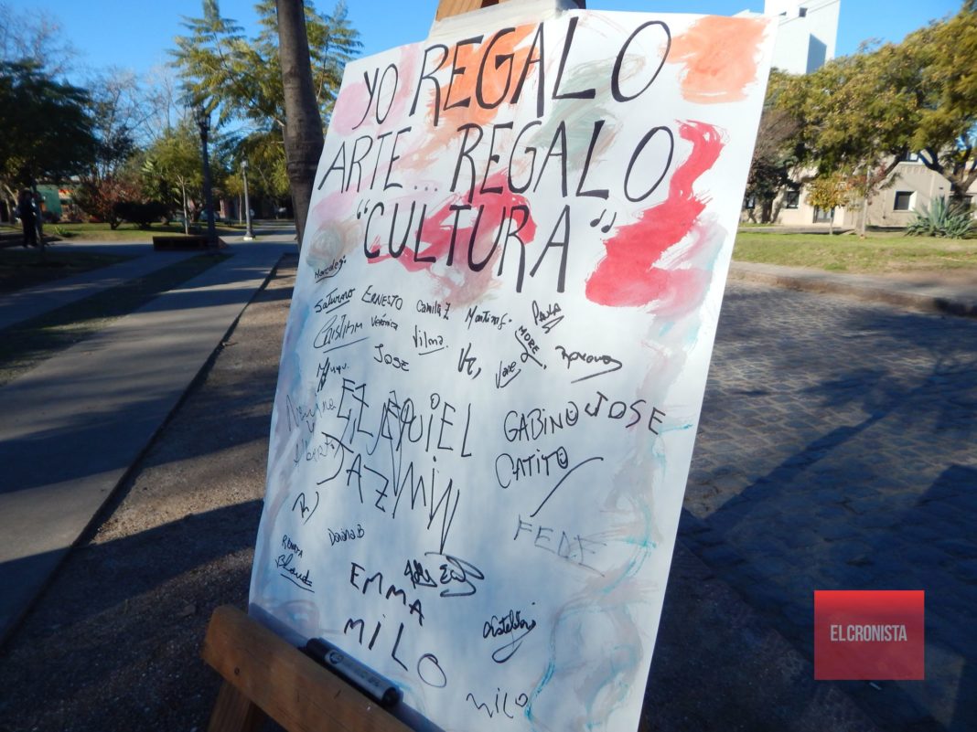 Pizarra colocada en Plaza Libertad