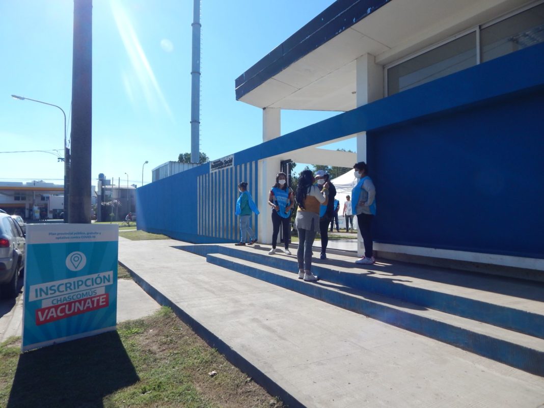 Posta de vacunación en SUM del Club Deportivo Chascomús. Foto archivo EL CRONISTA.