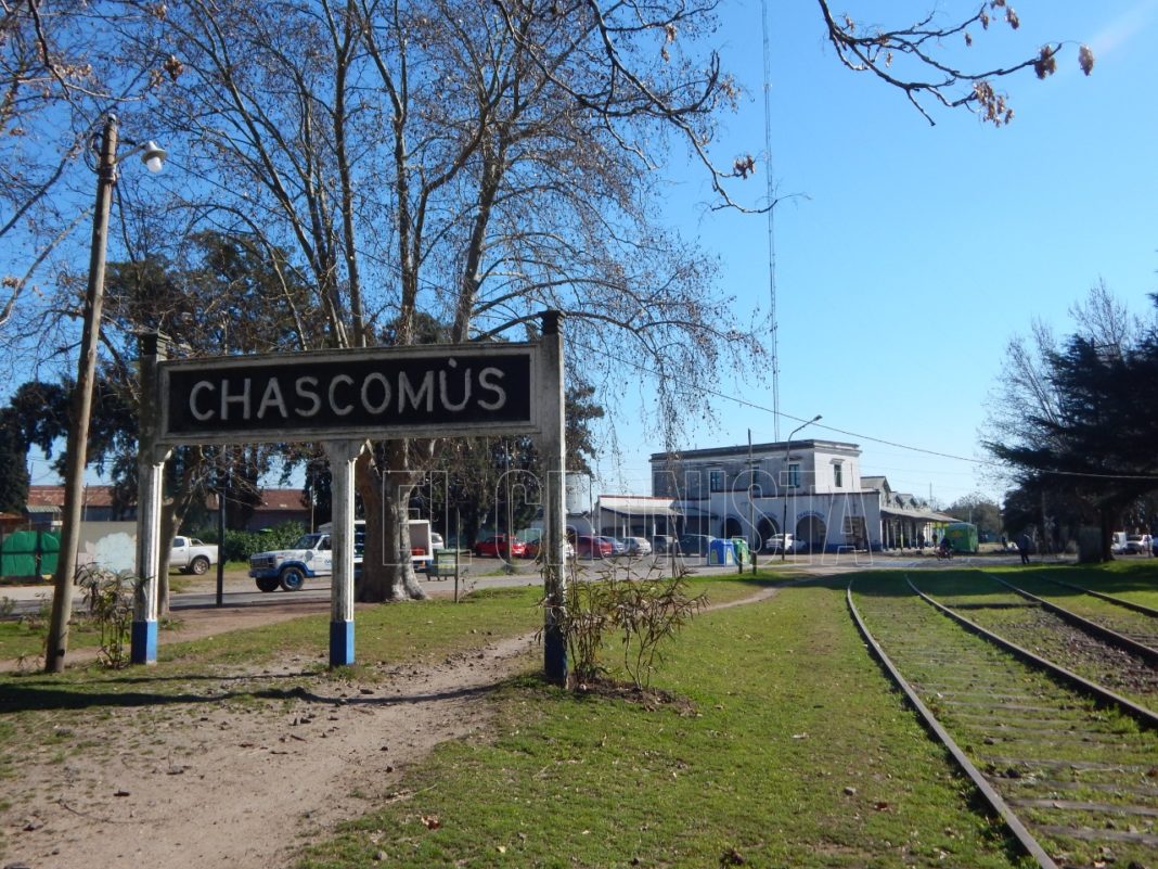 Cartel de Chascomús en antiguas vías férreas