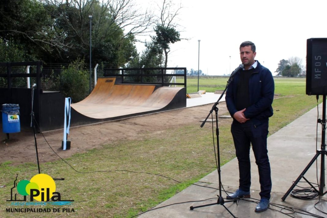 Sebastian Walker dejó inaugurada la pista de skate park en Pila