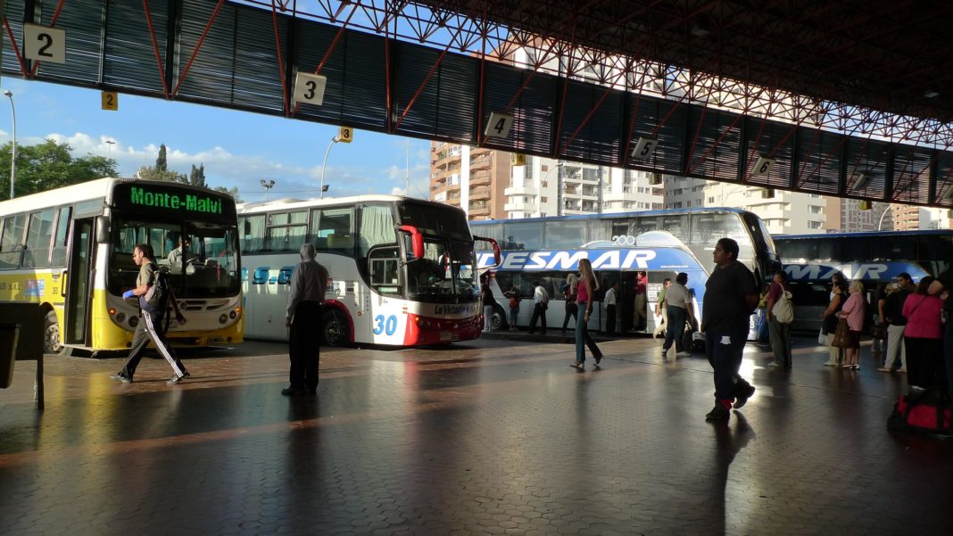 Los colectiveros en alerta.