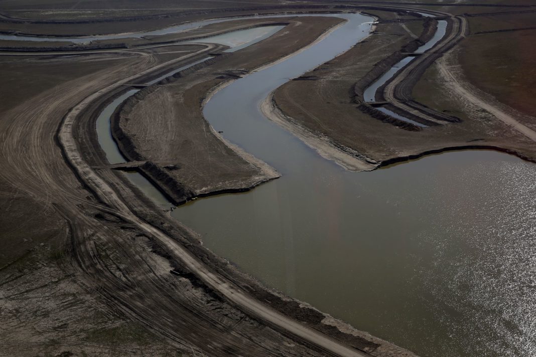 El cruce entre el río “original” y su versión intervenida.