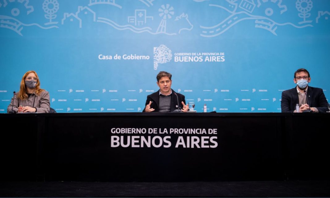La ministra de Trabajo bonaerense, Mara Ruiz Malec, el gobernador Axel Kicillof y el presidente del Banco Provincia, Juan Cuattromo.