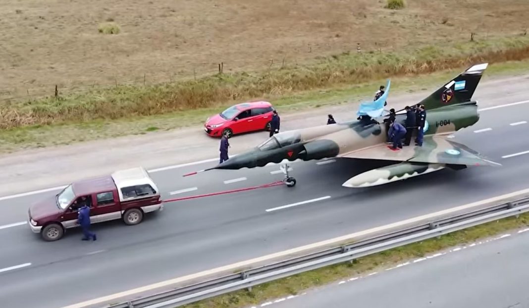 El avión llegando al lugar del emplazamiento