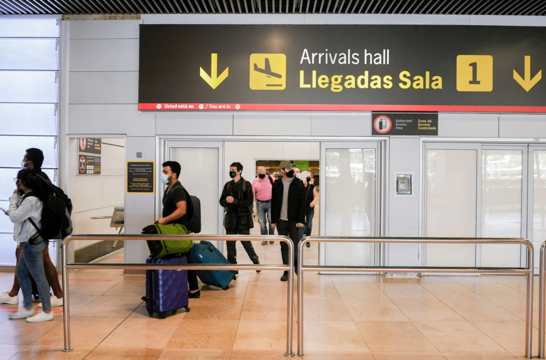 Viajeros hacen cola en el aeropuerto