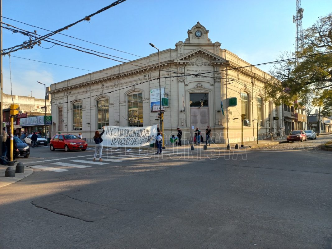 Intervención con cartelería en semáforo