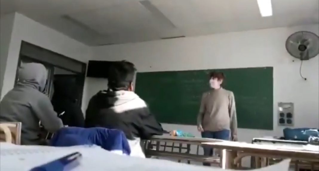 La discusión de la profesora Laura Radetich con un alumno en la escuela de Ciudad Evita.