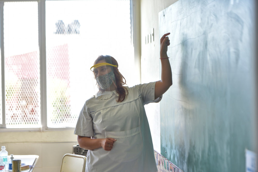 Docentes y auxiliares utilizan máscaras