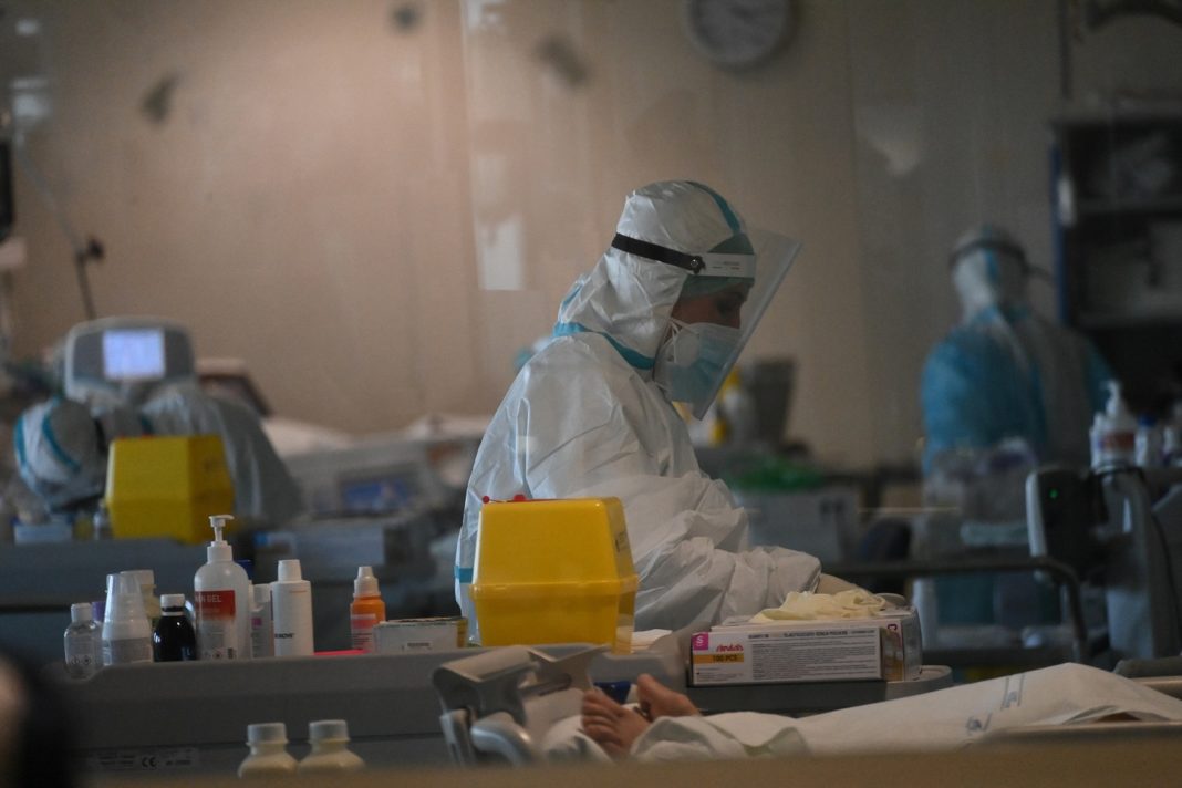 Un médico en una unidad de Covid-19 en un hospital