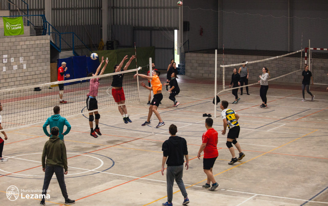 Vóley en el polideportivo de la ciudad de Lezama