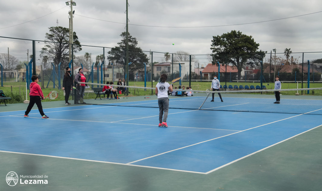 cancha de tenis y niños