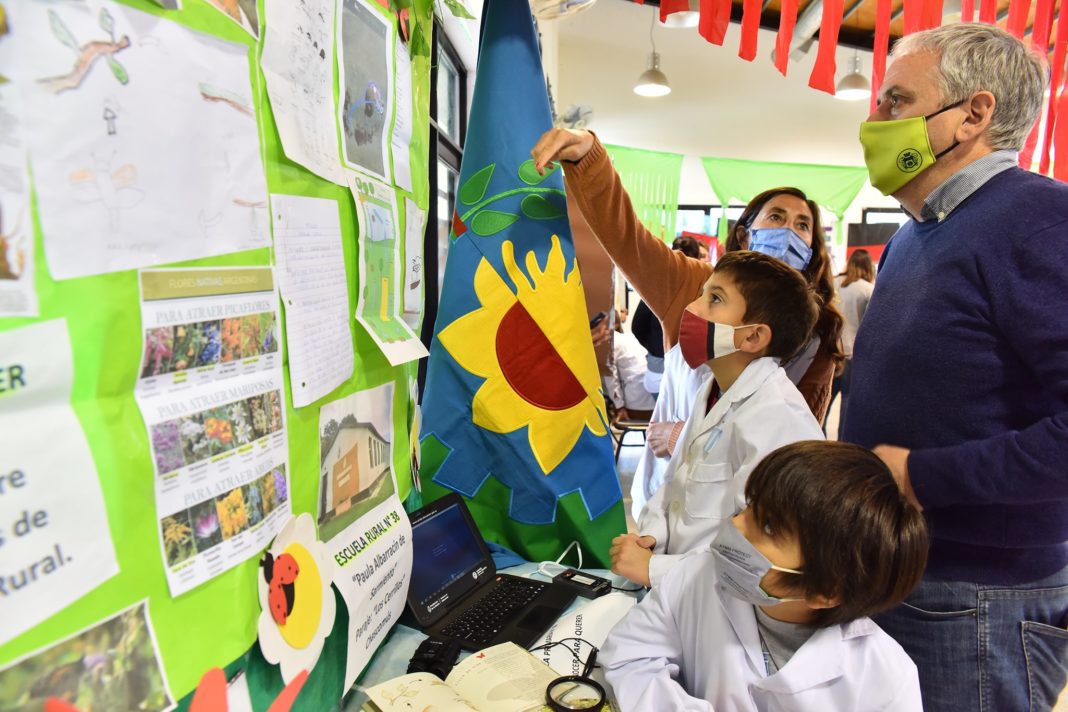 El intendente junto a alumnos en uno de los stands de la feria